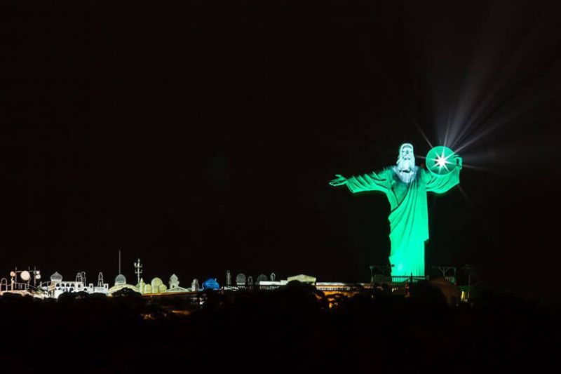 Cristo Luz iluminado à noite em Balneário Camboriú